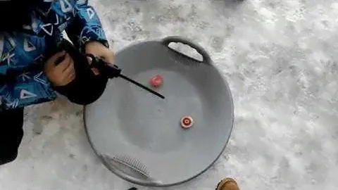 ► Бейблейд взрыв. Волтраек атакует первым. Красный вылетел из арены первым